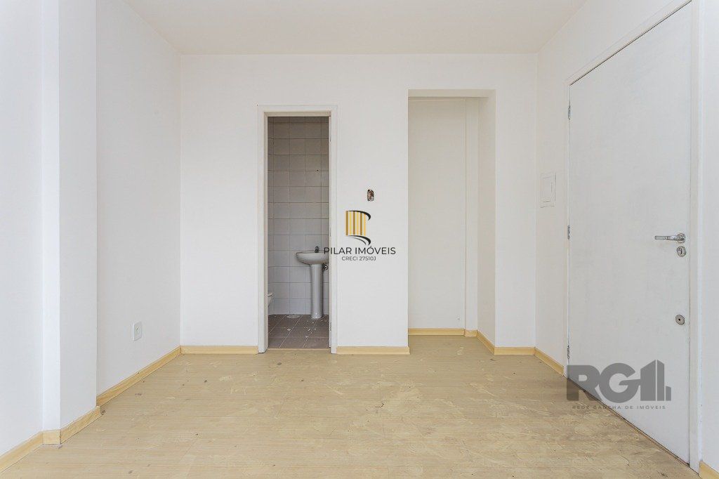 Sala Comercial no Menino Deus desocupada