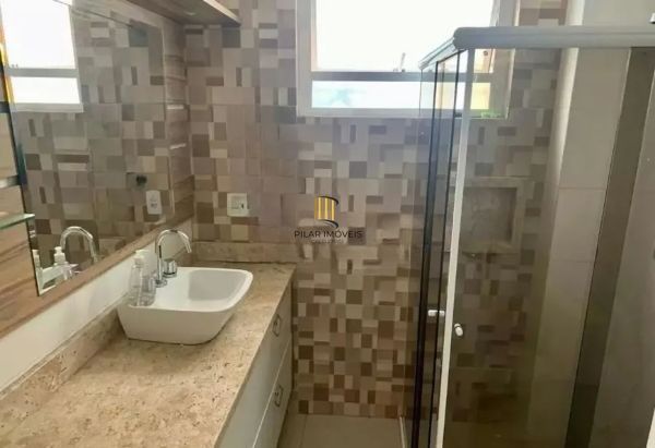Apartamento no Petrópolis de 2 dormitórios e 2 vagas