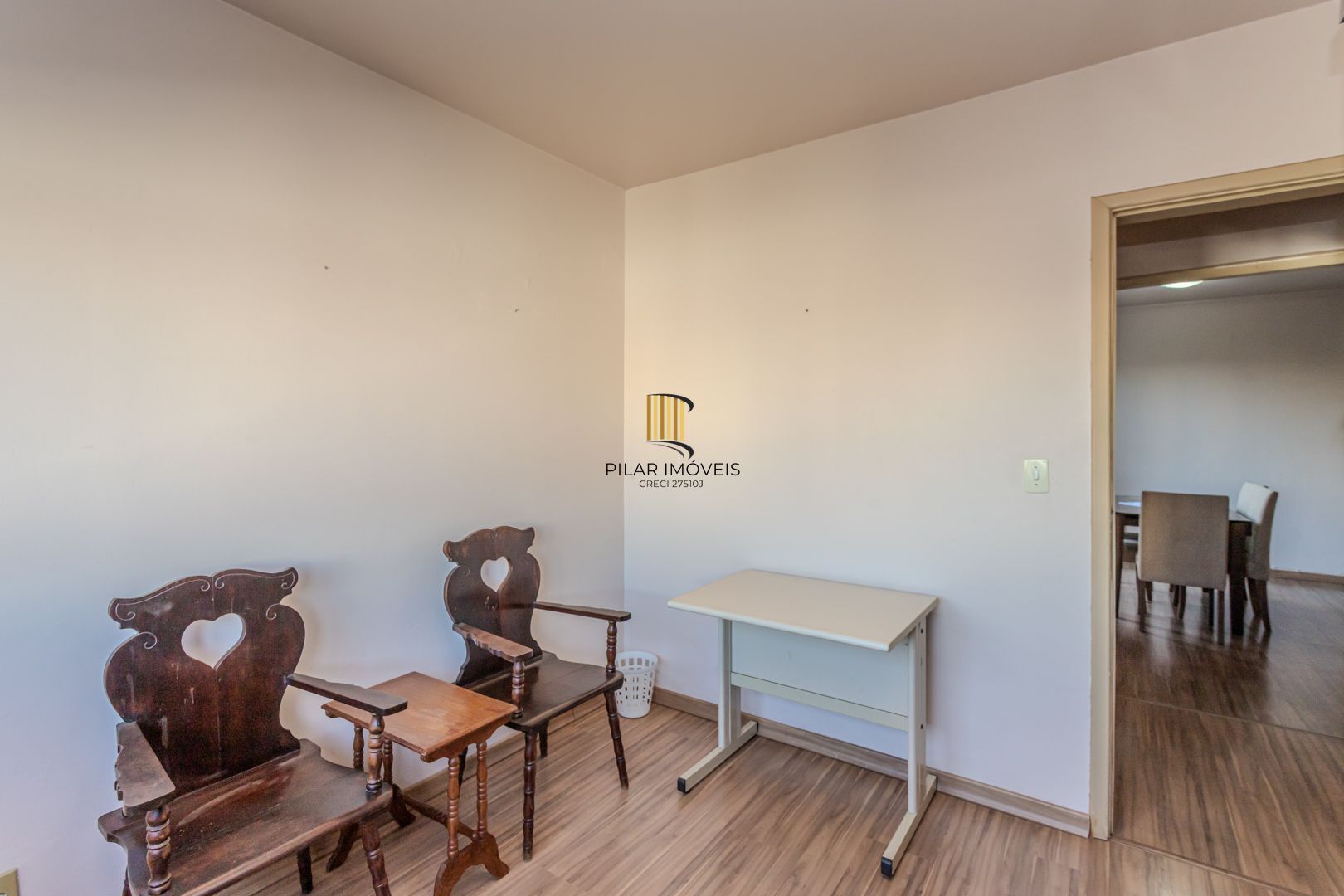 Apartamento de 2 dormitórios com dependência e vaga no bairro Santana DESOCUPADO