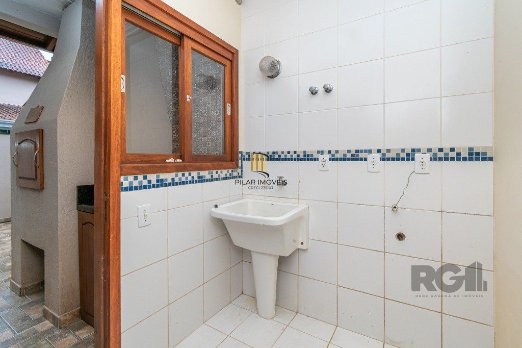 Casa Condominio no bairro Guarujá de 3 dormitórios 1 vaga DESOCUPADA