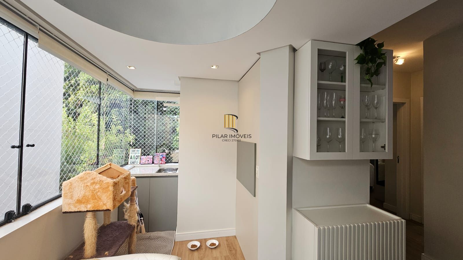 Belo Apartamento, 2 Dormitórios, Semi mobiliado, 1 Banheiro, churrasqueira, 1 Vaga Escriturada, próximo Encol, Petrópolis, Poa/ Rs.