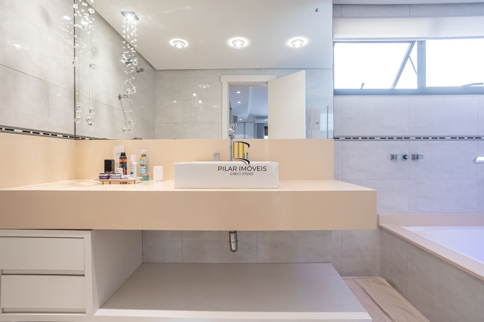 COBERTURA MOBILIADA COM VISTA PARA O GUAÍBA