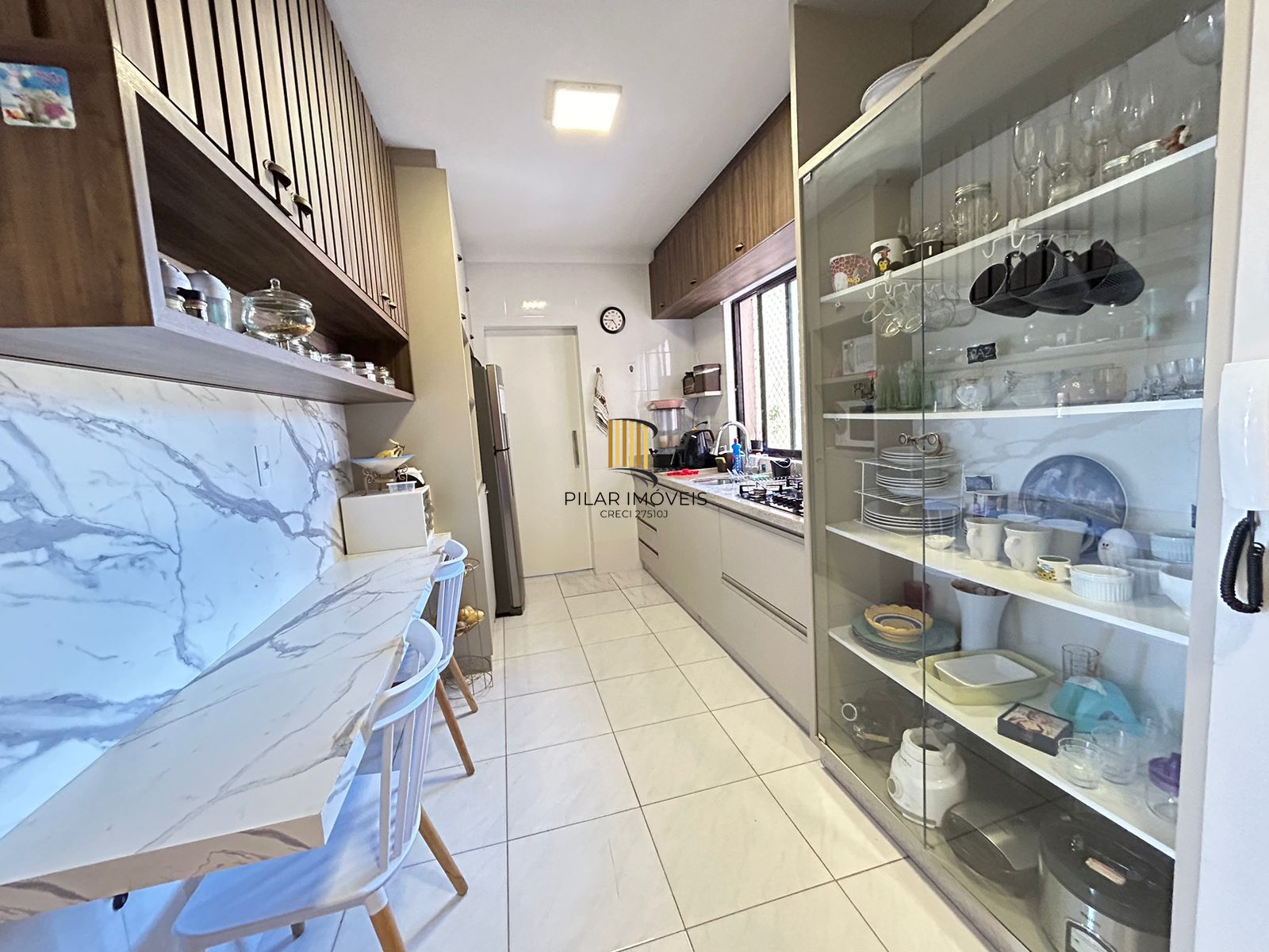 APARTAMENTO NO CENTRO DA CIDADE DE CHAPECÓ 02 DORM. 02 VAGAS, SEMI-MOBILIADO, CHURRASQUEIRA E ELEVADOR.