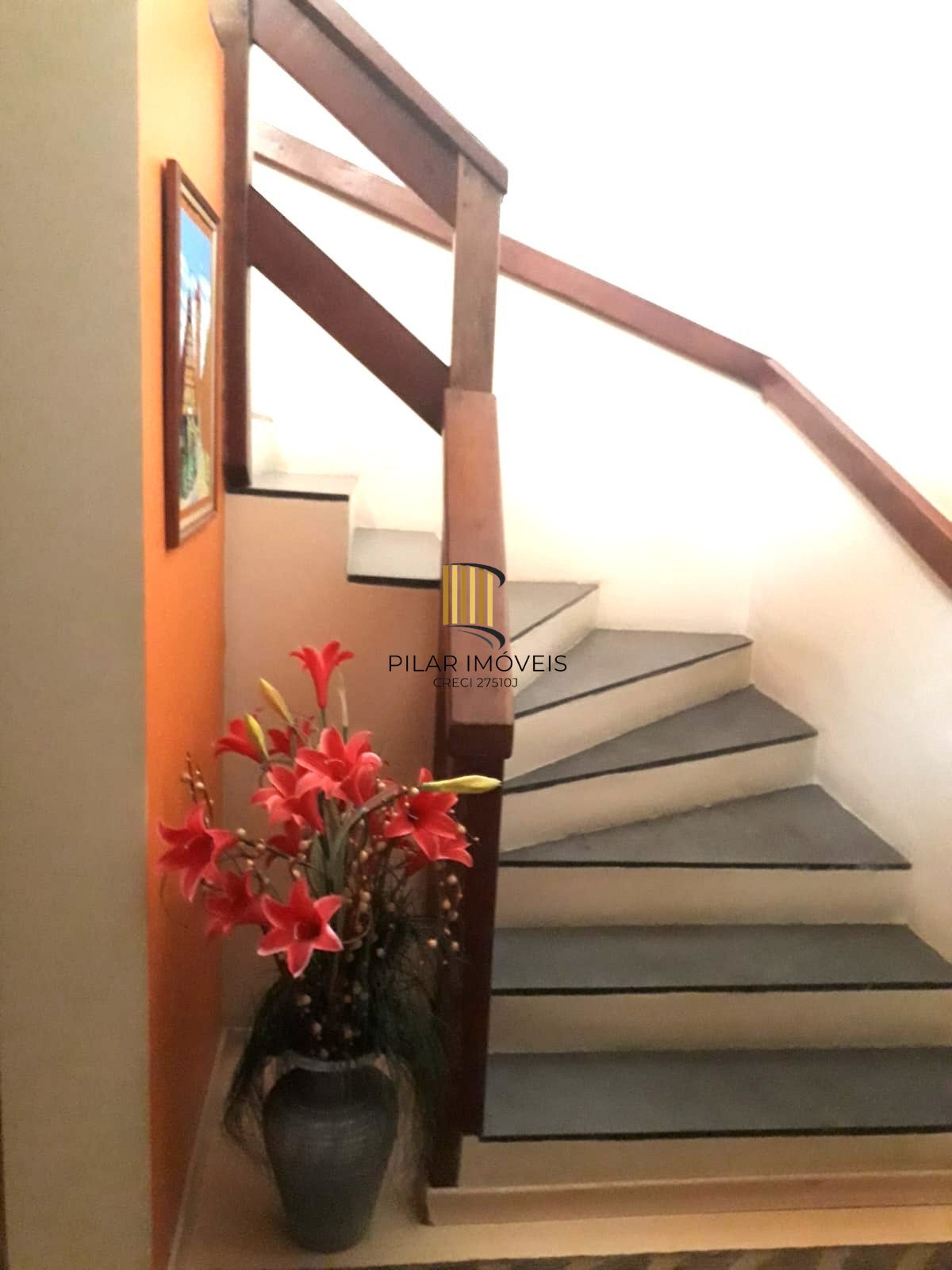 Casa sobrado no bairro Auxiliadora de 3 dormitórios e 3 vagas