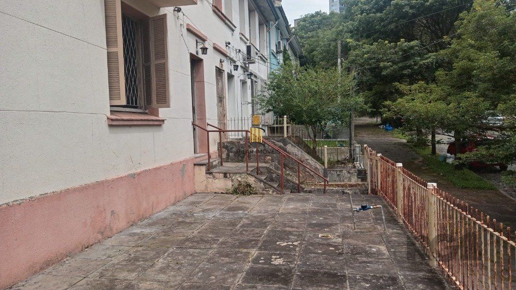 Sobrado no bairro Petrópolis com amplo terreno