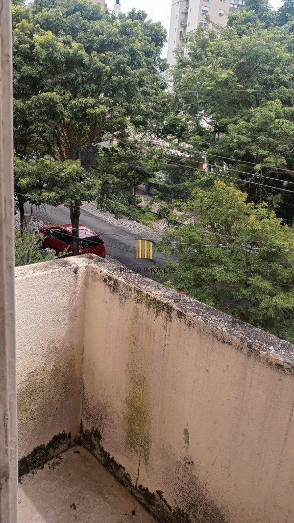 Sobrado no bairro Petrópolis com 4 dormitórios e amplo pátio