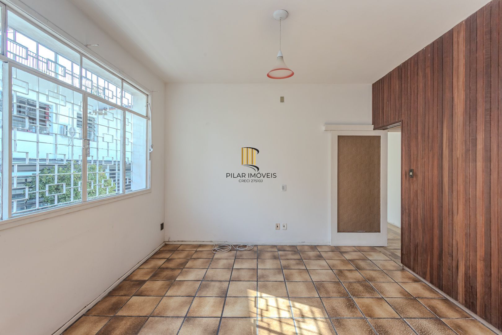 Casa no Menino Deus de 3 dormitórios e 5 vagas DESOCUPADA