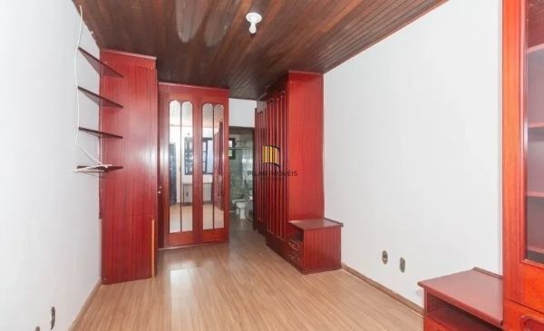 Casa no bairro Jardim Botânico de 4 dormitórios e 3 vagas