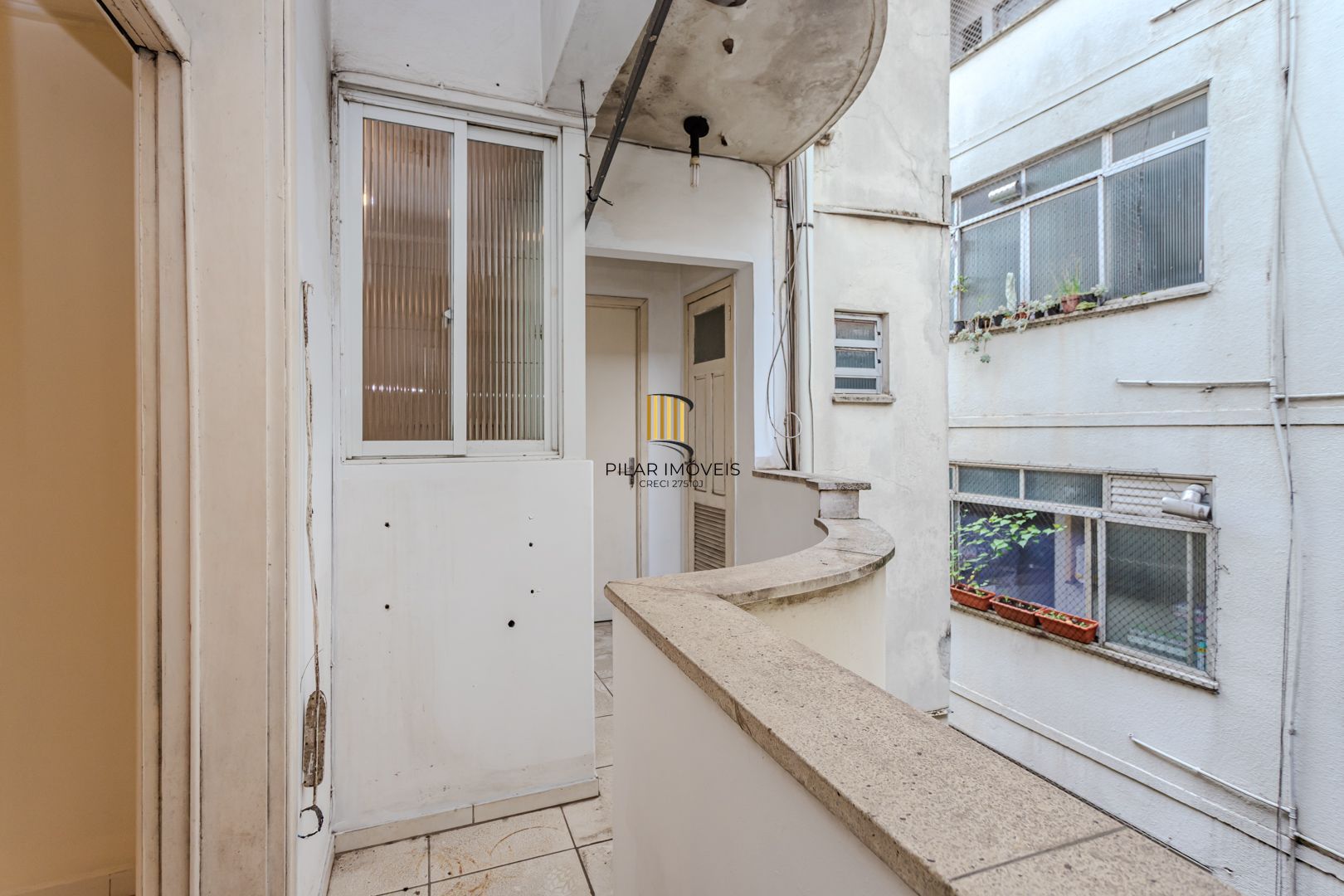 apto de 03 DOR. no centro todo reformado, desocupado. 8 andar elevador