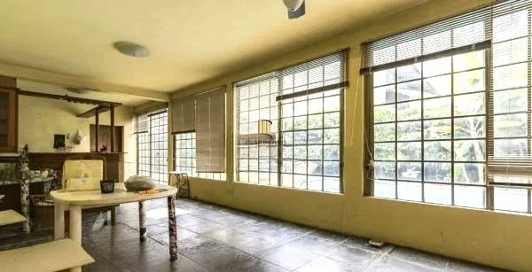 Casa sobrado no bairro Auxiliadora de 5 dormitórios e 4 vagas