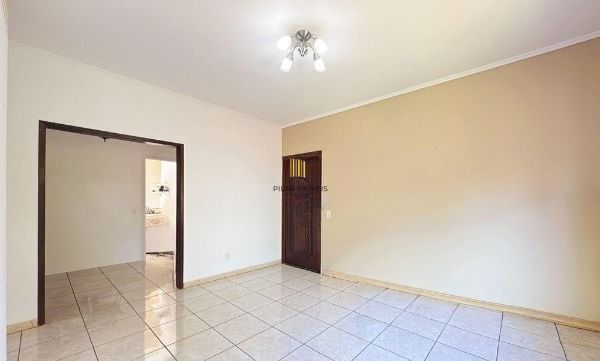 Apartamento no bairro Cristal de 3 dormitórios e vaga DESOCUPADO