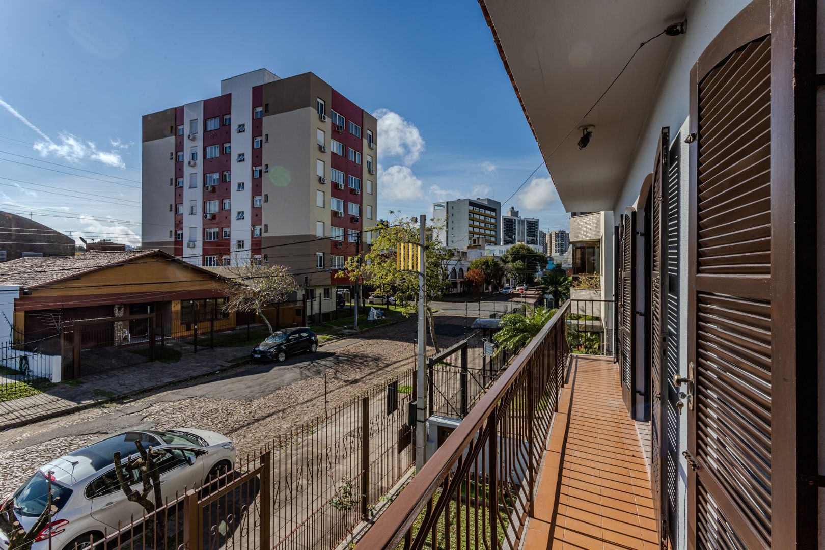 Casa no Partenon com 4 dormitórios e 4 vagas DESOCUPADA