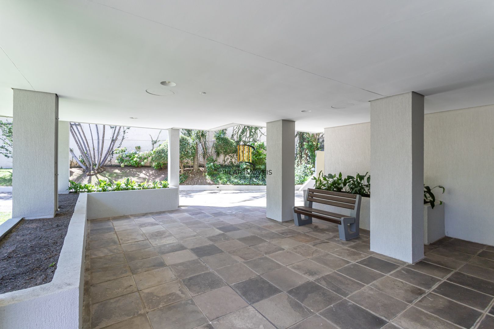 Apartamento no Petrópolis de 2 dormitórios dependência e vaga desocupado