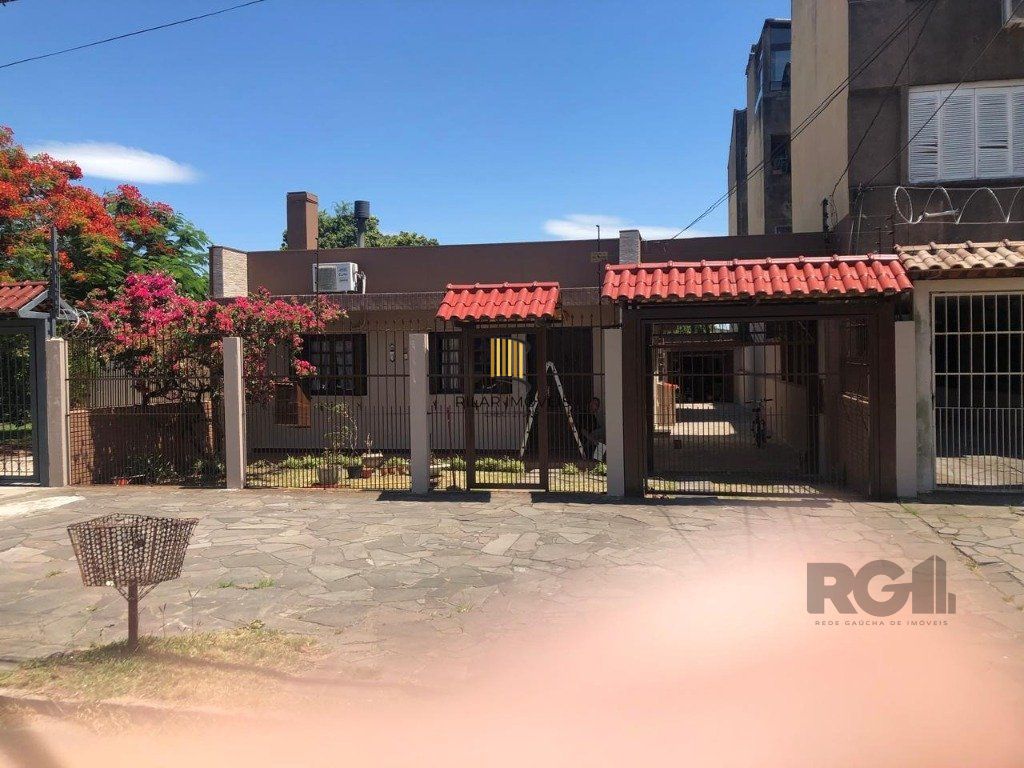 Casa no bairro Camaquã de 4 dormitórios e 2 vagas