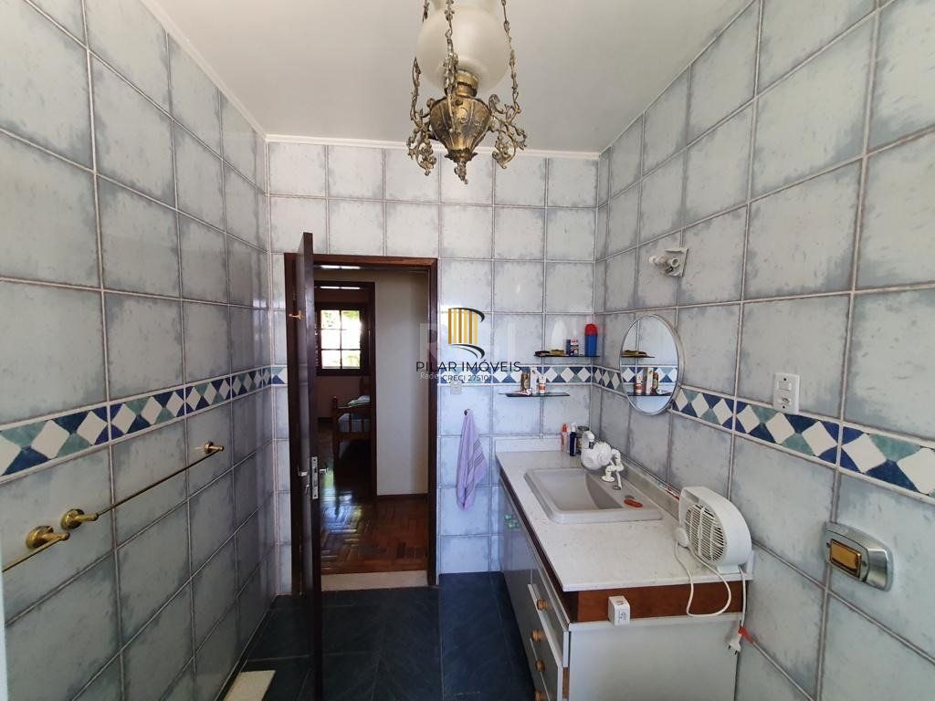 Casa para Venda - 250m², 4 dormitórios, sendo 1 suites, 4 vagas - Centro
