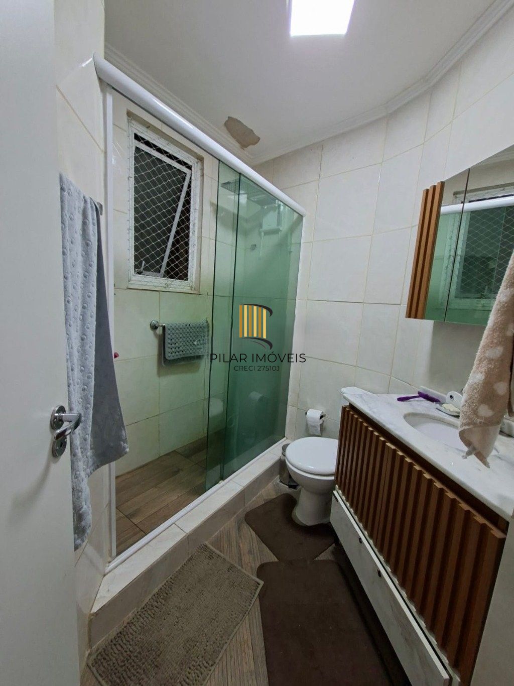 Lindo apartamento de 2 dorm. + dependência no Centro Histórico