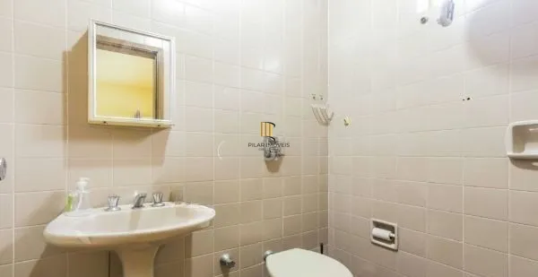 Casa sobrado no bairro Auxiliadora de 5 dormitórios e 4 vagas