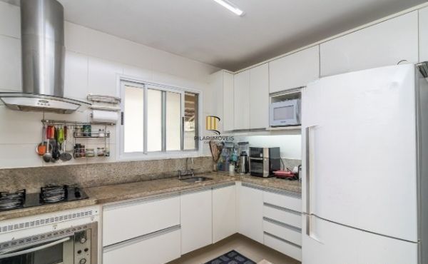 Sobrado condomínio no bairro Teresópolis de 4 dormitórios 2 vagas e infra