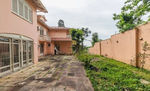 CASA DESOCUPADA E SEMI MOBILIADA, COM SUÍTE MASTER, SACADA, VISTA PANORÂMICA, EM AMPLO TERRENO NO SANTA TEREZA