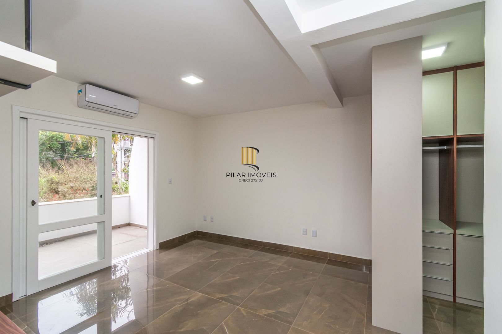 Casa sobrado no bairro Cristal de 3 dormitórios e 3 vagas
