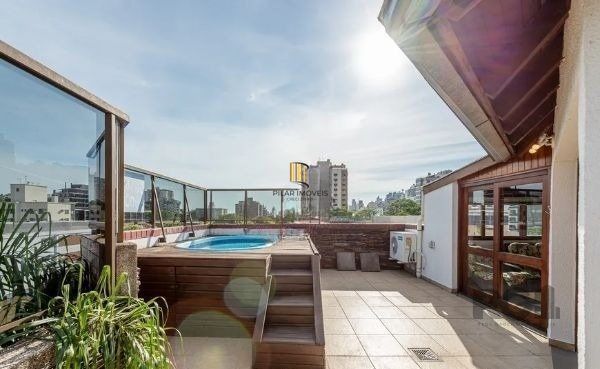 Cobertura no bairro Petrópolis de 2 dormitórios 2 vagas e piscina