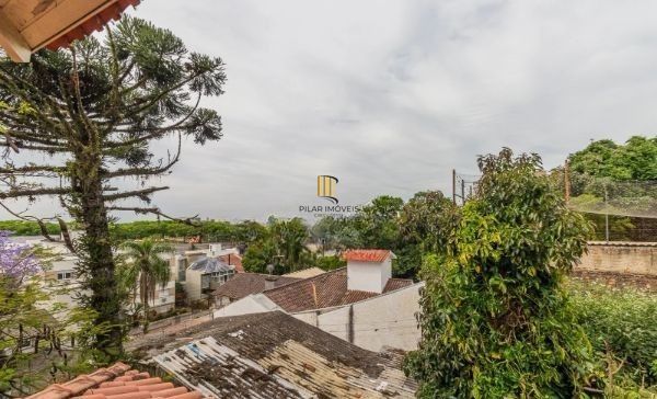 CASA DESOCUPADA E SEMI MOBILIADA, COM SUÍTE MASTER, SACADA, VISTA PANORÂMICA, EM AMPLO TERRENO NO SANTA TEREZA