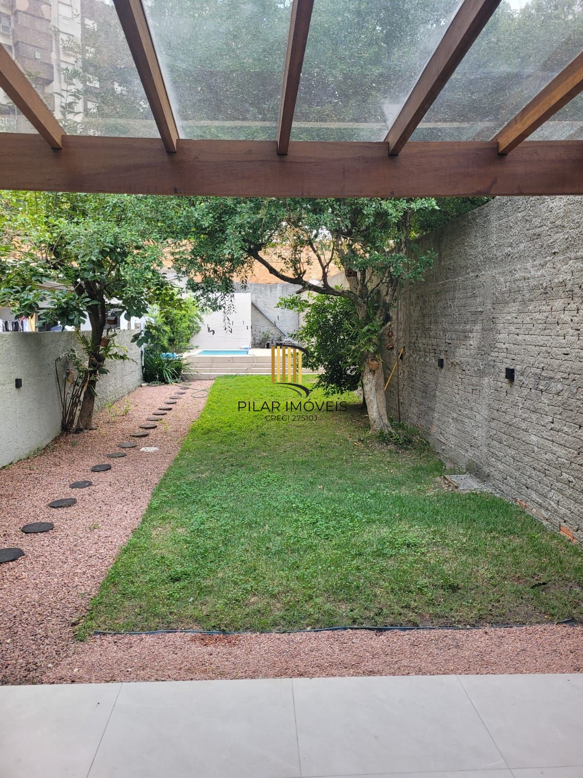 Sobrado no Menino Deus de 3 dormitórios e vaga