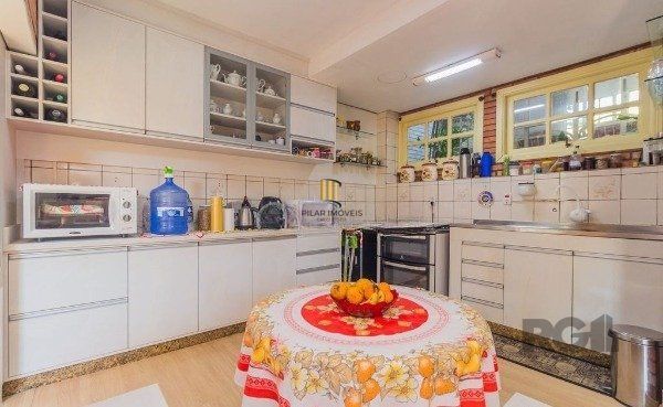 Casa sobrado na Lomba do Pinheiro com 4 dormitórios e 2 vagas