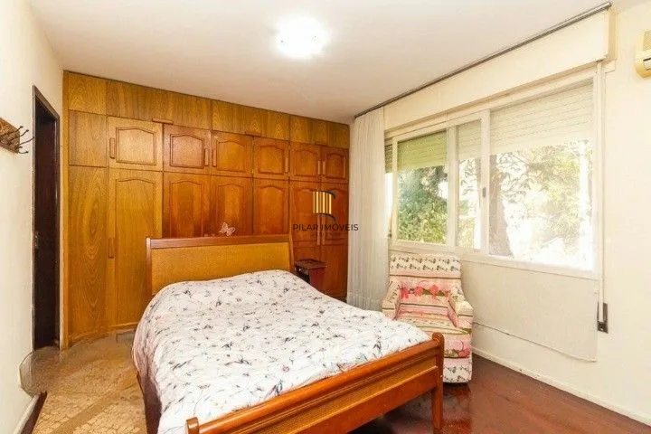 Formidável apartamento com 3 dormitórios (2 deles são suíte), peças amplas e bem iluminadas, banheiro auxiliar e cozinha com área de serviço separada. Dispõe de uma vaga de garagem coberta. Edifício com elevador e sistema de segurança por câmeras.