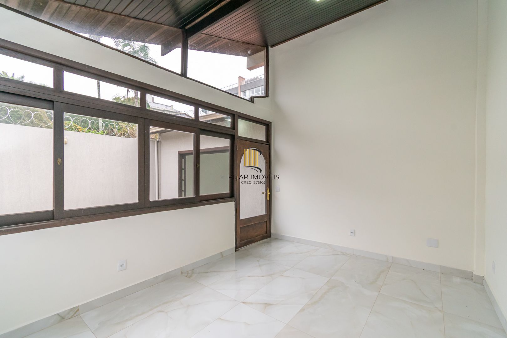 Casa sobrado no bairro Cristal de 3 dormitórios e 3 vagas