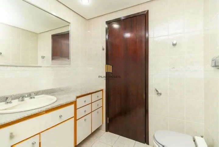 Formidável apartamento com 3 dormitórios (2 deles são suíte), peças amplas e bem iluminadas, banheiro auxiliar e cozinha com área de serviço separada. Dispõe de uma vaga de garagem coberta. Edifício com elevador e sistema de segurança por câmeras.