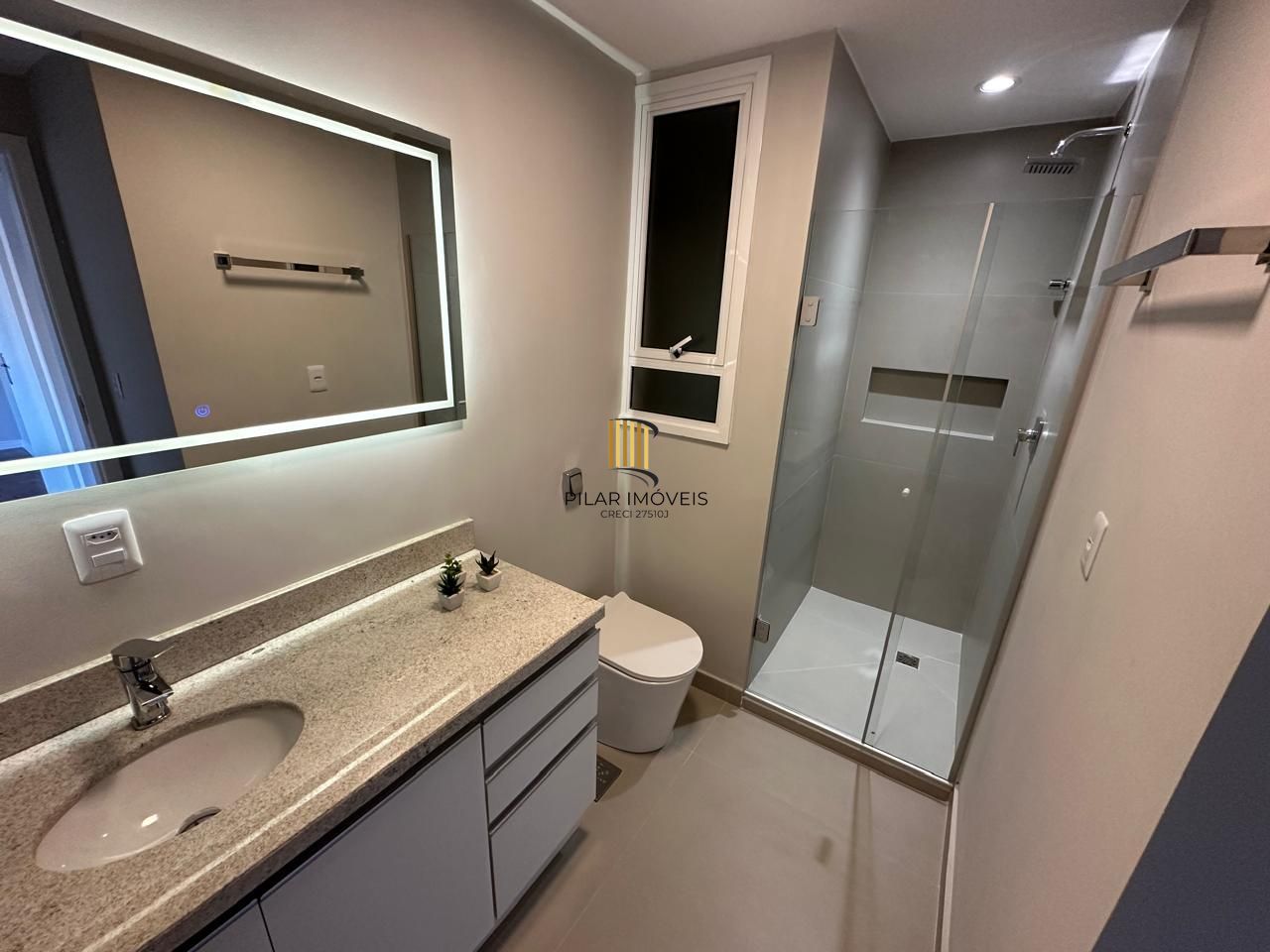 APTO COM 02 DORM. DEPENDENCIA EMP, TODO REFORMADO , SEMI-MOBILIADO, GARAGEM,  ELEVADOR