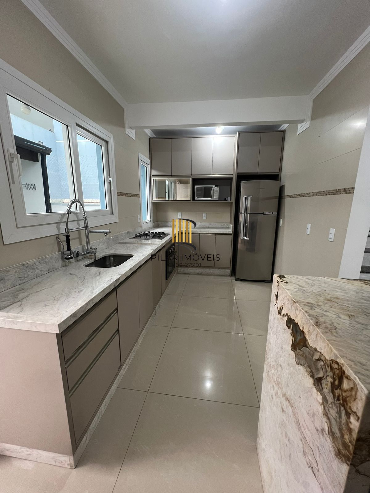 Casa sobrado em Gravatai de 3 dormitórios e 2 vagas