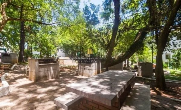 Apartamento no bairro Nonoai de 2 dormitórios e vaga