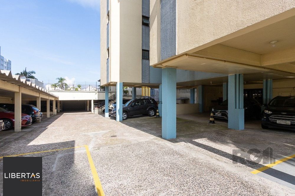 Apartamento amplo no bairro Tristeza de 3 dormitórios e 2 vagas