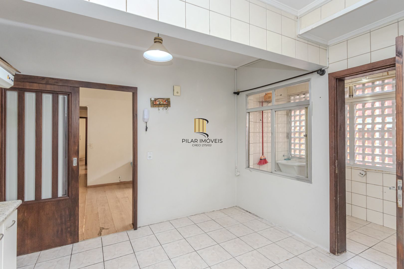 Apartamento no Centro de 2 dormitórios DESOCUPADO