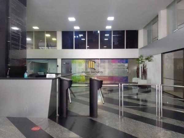 Sala comercial na Av Carlos Gomes com sacada