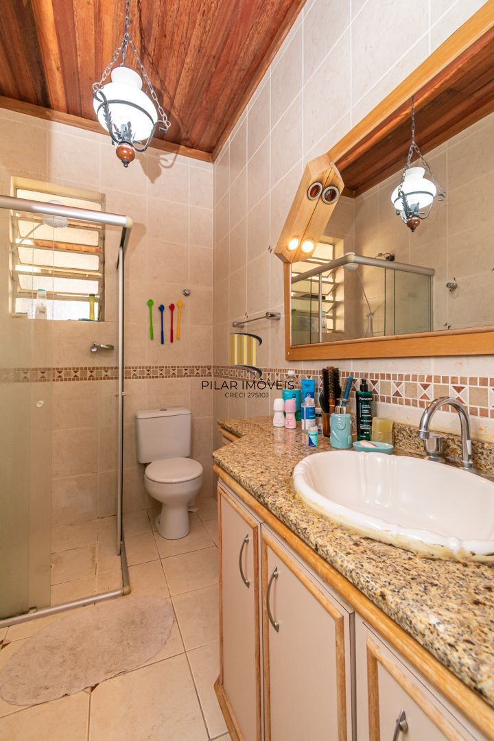 Casa 3 dormitórios no bairro Azenha