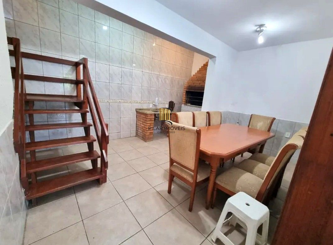 Casa sobrado no bairro Cristal de 3 domitórios e 3 vagas