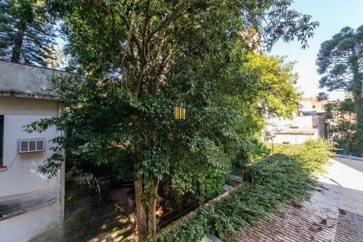 Formidável apartamento com 3 dormitórios (2 deles são suíte), peças amplas e bem iluminadas, banheiro auxiliar e cozinha com área de serviço separada. Dispõe de uma vaga de garagem coberta. Edifício com elevador e sistema de segurança por câmeras.