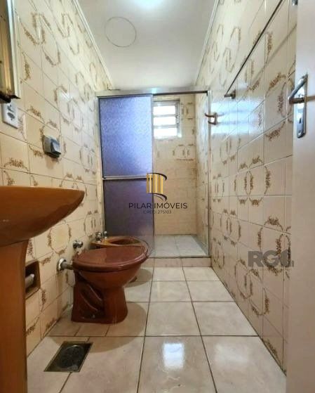 Apartamento no Passo D'areia de 2 dormitórios e vaga desocupado