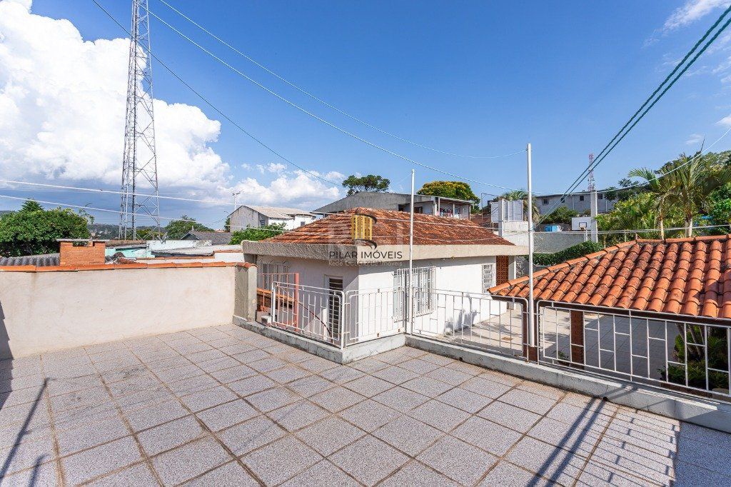 Casa sobrado no Partenon de 3 dormitórios e amplo pátio