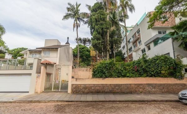 CASA DESOCUPADA E SEMI MOBILIADA, COM SUÍTE MASTER, SACADA, VISTA PANORÂMICA, EM AMPLO TERRENO NO SANTA TEREZA