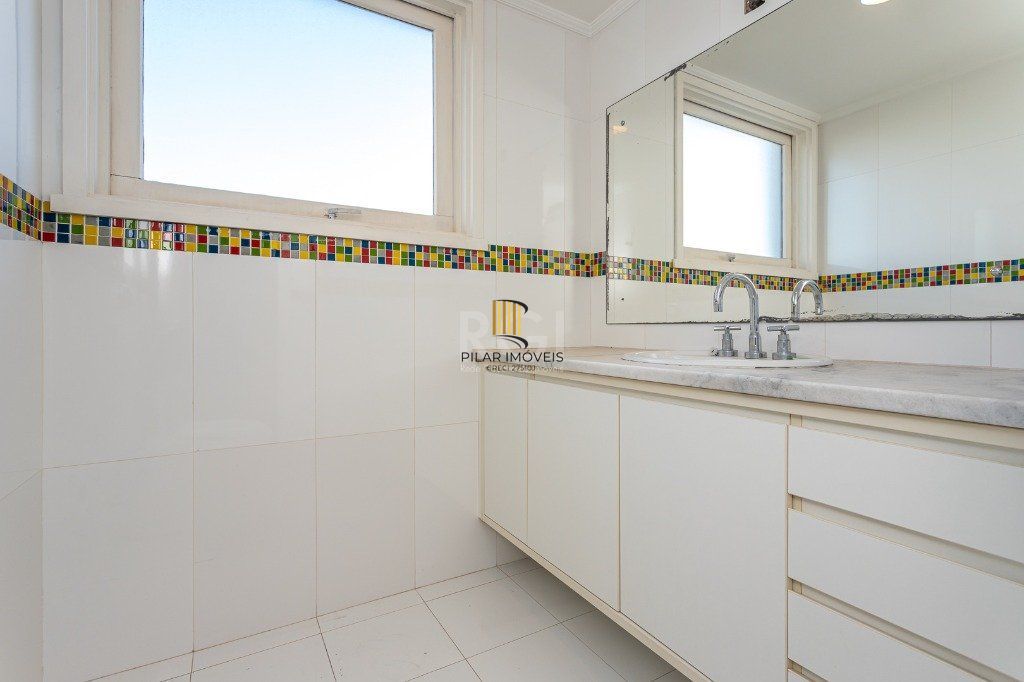 Apartamento no bairro Higienópolis com 190m² de 3 dormitórios e 2 vagas