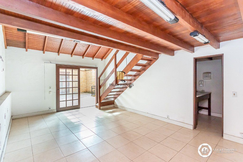 Casa para Venda - 330m², 4 dormitórios, sendo 3 suites, 2 vagas - Petrópolis