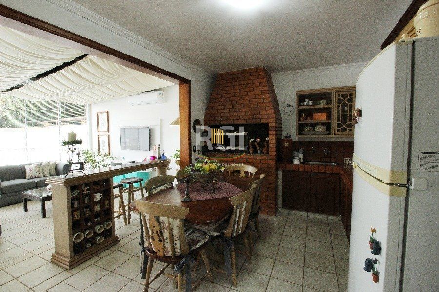 Casa para Venda - 280m², 3 dormitórios, 2 vagas - Petrópolis