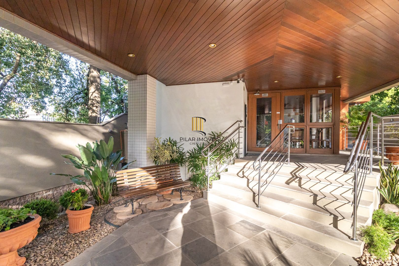 Cobertura no Menino Deus de 3 dormitórios e 2 vagas DESOCUPADO