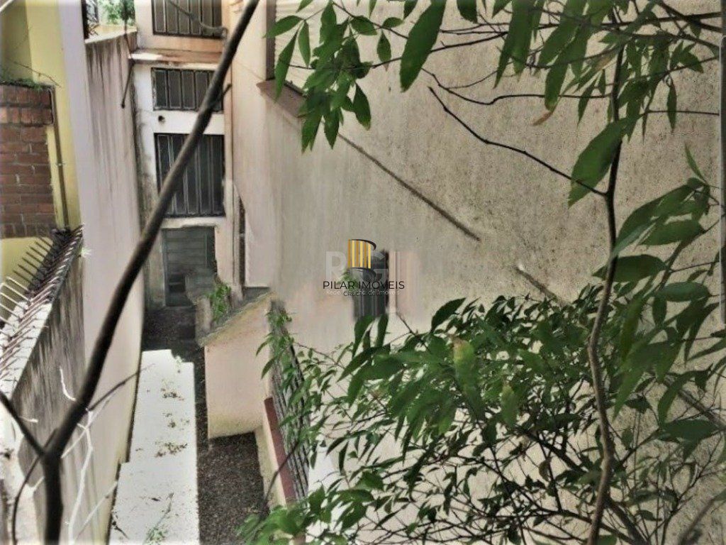 Casa de 3 dormitórios  4 vagas amplo terreno - Menino Deus