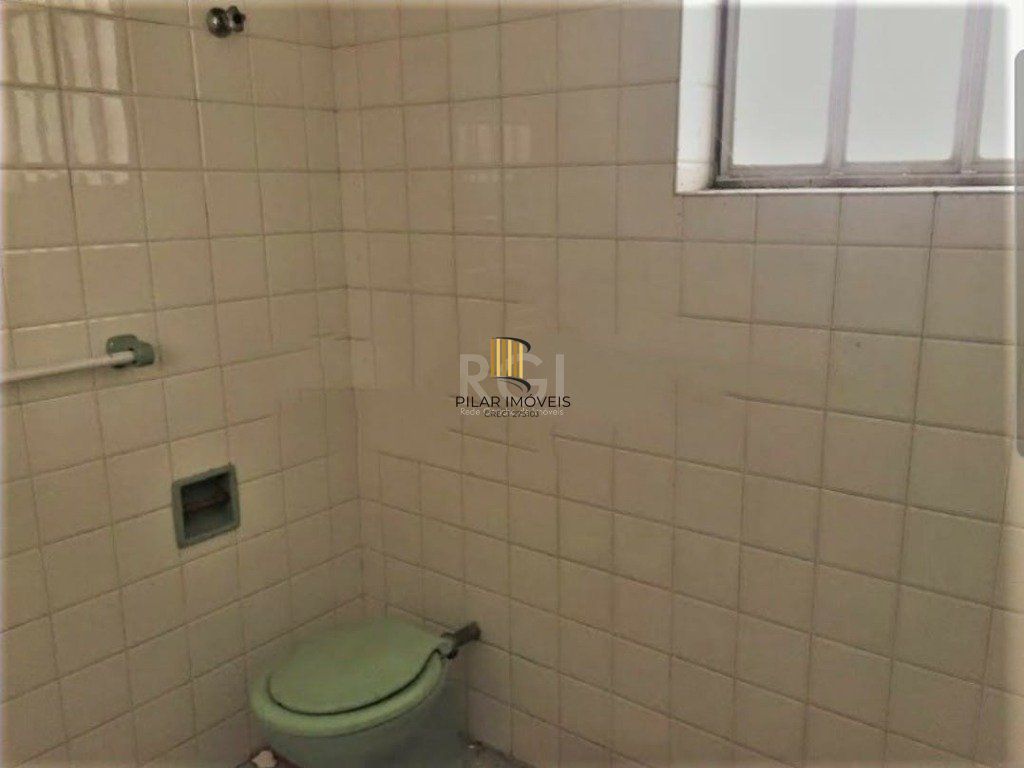 Casa de 3 dormitórios  4 vagas amplo terreno - Menino Deus