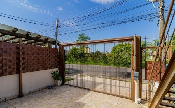 Casa sobrado na Hípica de 4 dormitórios e 2 vagas